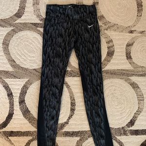 Nike Dri-Fit Leggings with black pattern & zipper